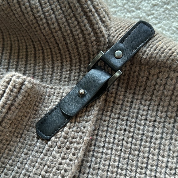 Ellen Tracy brown long sleeves front hooked by neck sweater - Picture 3 of 8